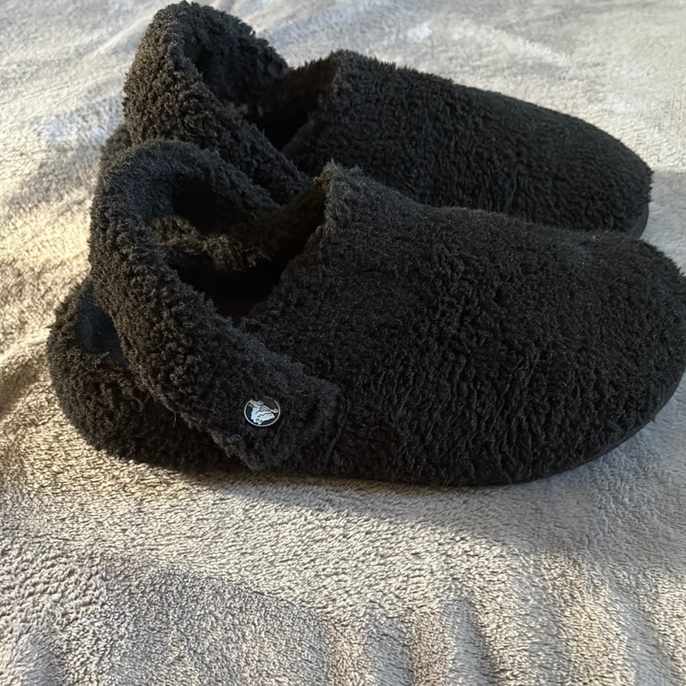 Crocs cozy black slippers